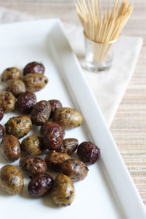 Grilled Olives Grilled Olives, Olive Recipes, Healthy Grilling, Autoimmune Paleo, Olea Europaea, Aip Recipes, Paleo Snacks, White Plate, Carne Asada