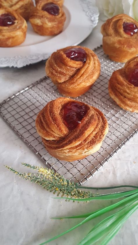 Cruffins Recipe https://resepmamiku.com/en/cruffins-the_kitchen_girl Mini Cruffins, Puff Pastry Cruffin, Cruffin Recipe With Puff Pastry, Strawberry Cruffins, Vegan Cruffin Recipe, Chocolate Cruffins, Cream Filled Cruffin, Cruffins Recipe, Cruffin Recipe