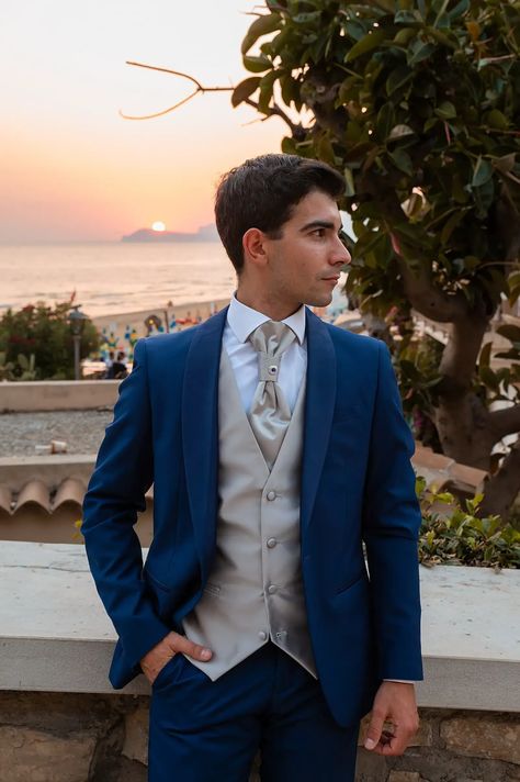 Classic blue and beige suit for a groom, it never goes out of style. Tan Tux Wedding, Tan Tuxedo Wedding, Royal Blue Suit Wedding, Tan Tux, Bridgerton Wedding Theme, Groomsmen Attire Navy, Sperlonga Italy, Tan Tuxedo, Groomsmen Attire Ideas