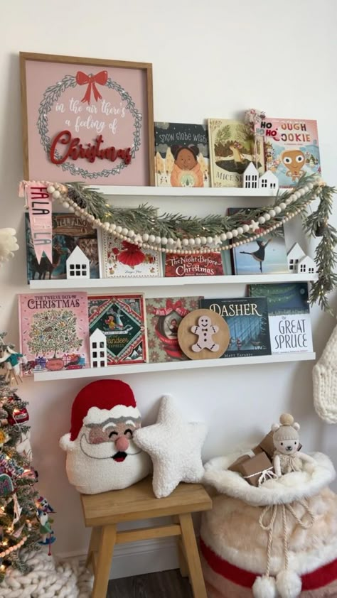 Holiday Bookshelves, Christmas Bookshelf, Ideas Decoracion Navidad, Diy Christmas Decorations For Home, Books Diy, Christmas Bedroom, Christmas Inspo, Christmas Room, Diy Christmas Decorations