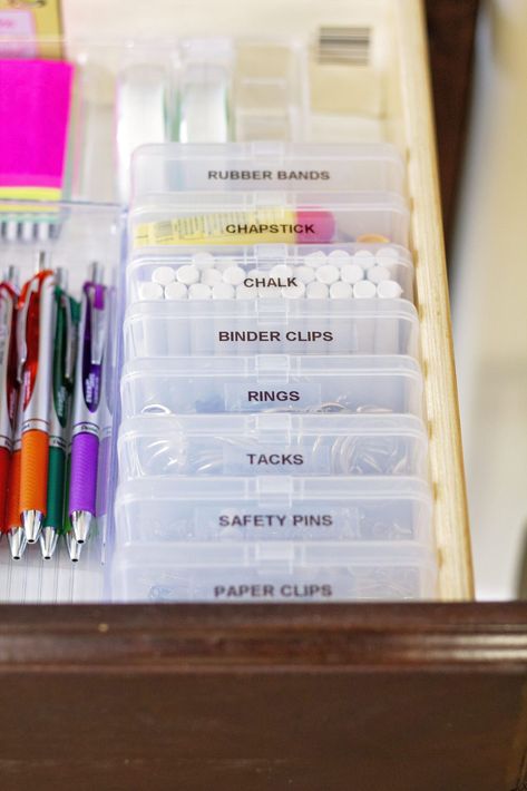 Tired of cluttered, messy drawers? Here are some awesome tips and tricks to learn how to organize drawers so they stay clean and organized with a good system! #organize #organized #organizeddrawers Home Office Drawer Organization, Organized Junk Drawer, Organize Junk Drawer, Junk Drawer Organization, Desk Drawer Organisation, Drawers Organization, Office Drawer Organization, Junk Drawer Organizing, Junk Drawers