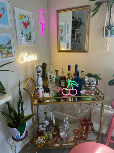 Maximalist Bar, Uni House, Hangout Space, Casa Clean, Apartment Decorating Living, Girly Apartment Decor, Home Bar Ideas, College House, First Apartment Decorating