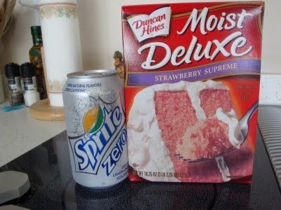 Strawberry Sprite Cake: The only ingredients are a 12 oz can of sprite and a strawberry cake mix! Sprite Cake, Sprite Recipe, Two Ingredient Cakes, Weight Watchers Cake, 2 Ingredient Cakes, Cake Mix And Soda, 7 Up Cake, Soda Cake, My Three Sons