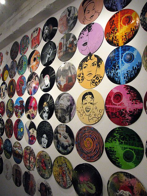 Vinyl record Art, could be SUPER cool on one of the DJ room/lounge walls...maybe have Meg or some cool artists go in on a few vinyls ?? Cool Vinyl Designs, Room Wall Painting Ideas Creative, Painting On Vinyl Records, Vinyl Art Wall, Art Cd, Vinyl Painting, Painted Records, Vinyl Record Crafts, Vinyl Paintings