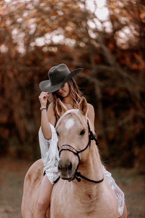 Iphone Contacts Aesthetic, Senior Horse Photography, Aesthetic Couple Poses, Cowgirl Senior Pictures, Halloween Costumes Couple, Couples Wallpaper, Horse Photoshoot Ideas, Equine Photography Poses, Western Photo Shoots