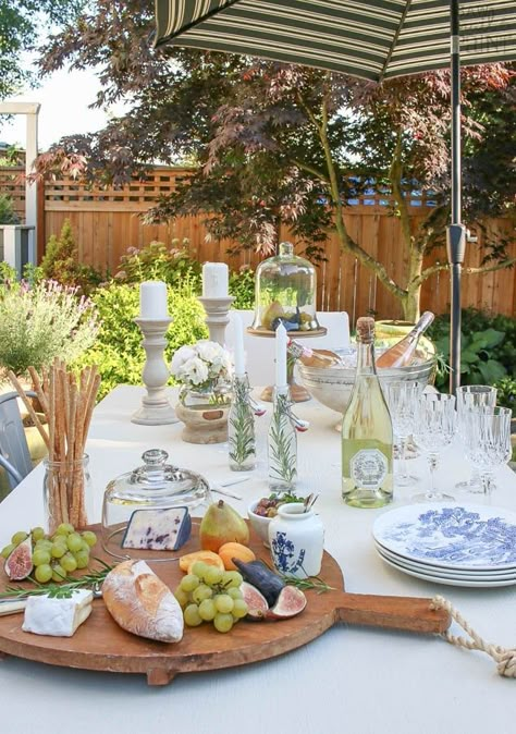 Rosé White and Blue - Relaxed Summer Entertaining - Saw Nail and Paint Al Fresco Table Settings, Outdoor Dinner Party Table Settings Elegant, Summer Dining Table Decor, Backyard Table Setting, Table Setting Outdoor, Summer Dining Table, Lunch Table Settings, Patio Table Decor, Outdoor Table Decor