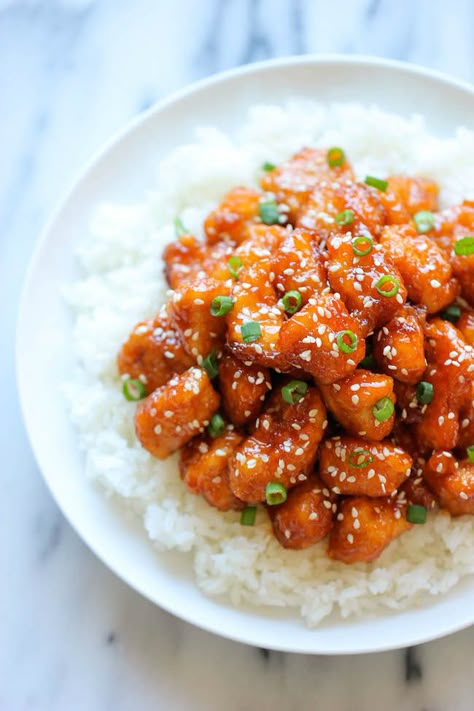 Baked Sweet and Sour Chicken - No need to order take-out anymore - this homemade version is so much healthier and a million times tastier! Takeaway Recipes, Baked Sweet And Sour Chicken, Takeout Recipes, Fire Chicken, Sweet And Sour Chicken, Sweet Sour Chicken, Takeout Food, Sweet N Sour Chicken, Ww Points