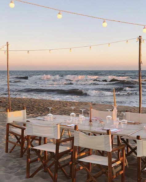 VOGUE VIEW MAGAZINE pe Instagram: „@alicedetogni 👌🏼�” Ibiza Sunset, The Beach People, Beach Dinner, Table Set Up, Gorgeous Sunset, Seaside Towns, Summer Bucket, European Summer, Summer Dream