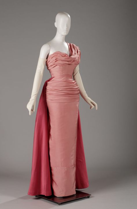 Royal Ontario Museum CHRISTIAN DIOR Vintage Dresses 1940s, Dior Gown, Vintage Haute Couture, Vintage Evening Gowns, Royal Ontario Museum, Dior Dress, Fashion 1950s, 70th Anniversary, 1940s Dresses