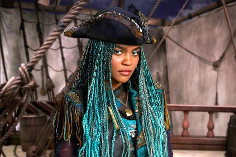 Meet Ursula's Daughter Uma in the 'Rise of the Isle of the Lost' Book Trailer Jon Snow Costume, Uma Descendants, Descendants Wicked World, Arte Pulp, Descendants Costumes, Anne Mcclain, Isle Of The Lost, China Anne Mcclain, China Anne