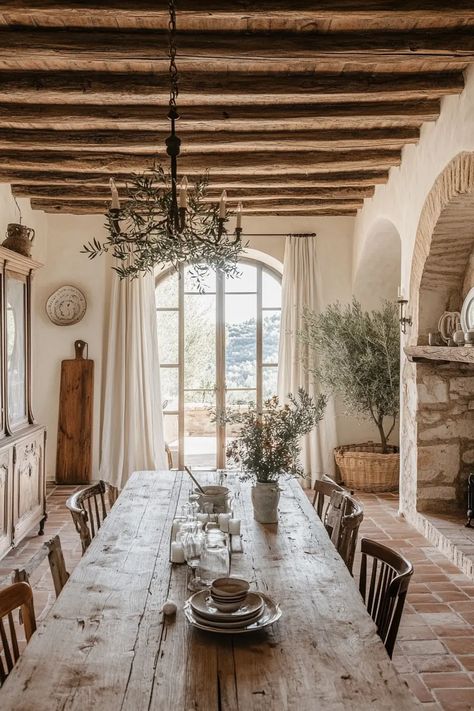 Rustic Luxury Dining Room, Italy Aesthetic Interior, French Dinner Table, Mediterranean Dining Room Ideas, Rustic Italian Farmhouse, Italian Country House, Rustic Italian Decor, Italian Style Home, Italian Dining Room