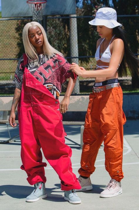 Basketball Vibes, Look Hip Hop, Aleali May, Outfits With Air Force Ones, 90s Basketball, Look 80s, Looks Hip Hop, Urban Street Fashion, Street Style Vintage