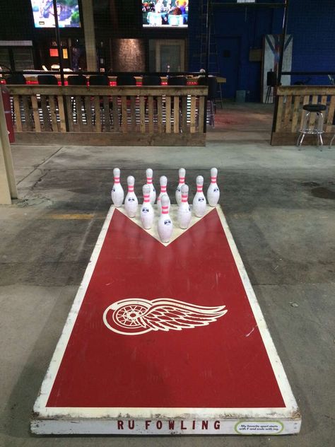 Detroit Fowling Warehouse - Football and Bowling - Thrillist Diy Backyard Bowling, Fowling Game Boards, Fowling Game Boards Diy, Prom Games, Outdoor Bowling, Diy Bowling, Family Games Indoor, Yard Game, Town Games