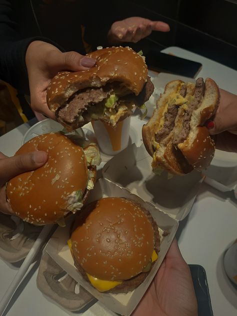 Aesthetic Burger Pictures, Burger Night Aesthetic, Fast Food Aesthics, Burger Place Aesthetic, Burger Restaurant Aesthetic, Cheese Burger Aesthetic, Burger Asthetic Picture, In And Out Burger Aesthetic, Aesthetic Takeout