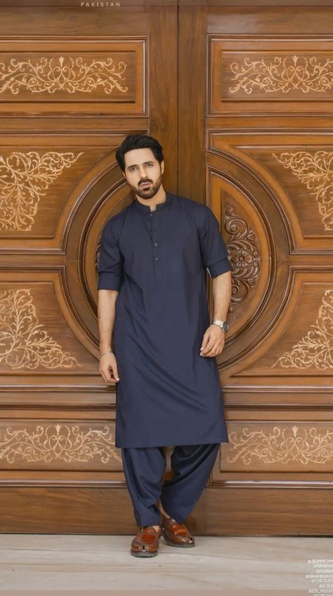 Khan Dress Kurta For Men, Pakistani Kurta Designs For Men, Pakistani Pathani Suit For Men, Pakistani Mens Shalwar Kameez, Gents Dress, Pakistani Kurta Designs, Muslim Men Clothing, Pathani For Men, Niqabi Girl