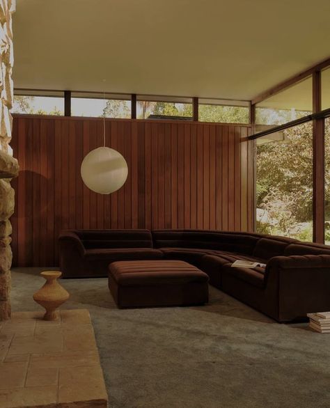 Copper Couch Living Room, 70s House, 70s Interior, Casas The Sims 4, Decoration Inspiration, Mid Century Modern House, Mid Century House, Dream House Decor, House Inspo