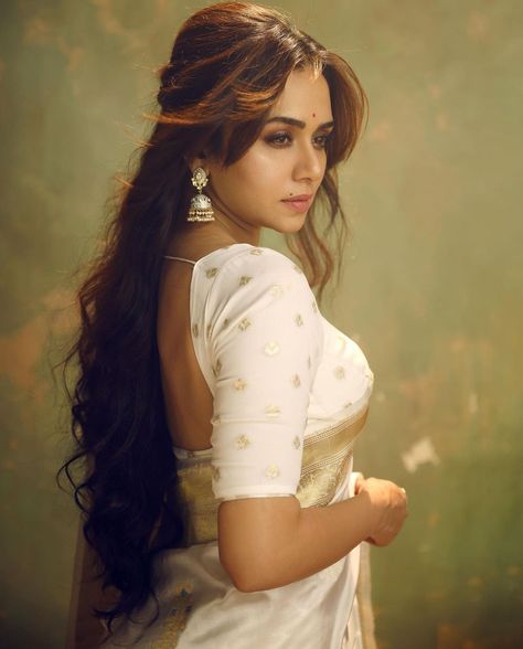 Amruta Khanvilkar, Marathi Culture, Trendy Saree, Marathi Actress, Bridal Sarees South Indian, Acting Skills, Actress Photos, Desi Beauty, Easy Hairstyles