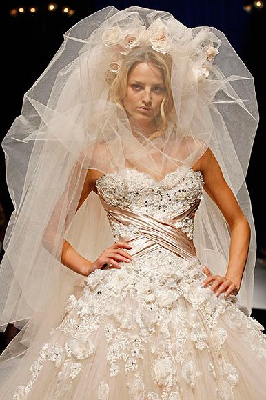 Tendencias 'Haute Couture': Te enseñamos los vestidos de novia más lujosos vistos en París - Foto 10 Bubble Veil, Weading Dress, Carolina Herrera Bridal, Zuhair Murad Bridal, Wedding Veil Styles, Zuhair Murad Couture, Bridal Accesories, Wedding Veils Headpieces, Ivory Bride