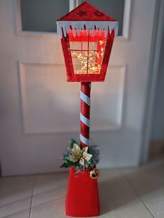 Diy Christmas Pole, Diy Foam Christmas Decorations, Christmas Decor On Wall, Big Christmas Decorations Diy, Christmas Stand Ideas, Christmas Decor Ideas School, Diy Christmas Lanterns Ideas, New Years Diy, Diy Grinch Decorations