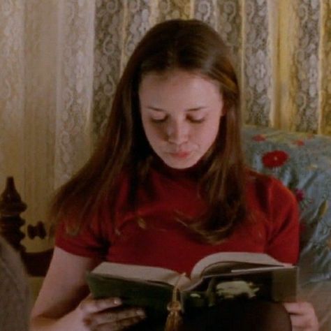 Chilton Rory, Rory Gilmore Aesthetic, Gilmore Aesthetic, Paris Geller, Gilmore Girl, Alexis Bledel, Lorelai Gilmore, Romanticizing School, Stars Hollow