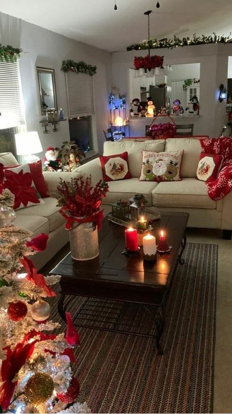 Christmas Decoration Apartment Ideas, Red And White Christmas Living Room, Red White And Black Christmas Decor, Christmas Aesthetic House, Red Christmas Living Room, Mantles With Tv, Christmas Decor Ideas For Living Room Cozy, Winter Living Room Ideas, Candyland Christmas Decor