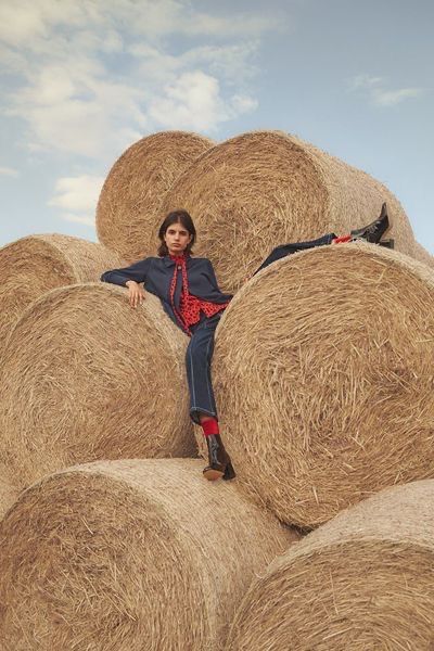 Rural Fashion Editorial, Handbag Fashion Photography, Creative Summer Photoshoot, Americana Photoshoot, Hay Bale Photoshoot, Farm Photoshoot Ideas, Farm Editorial, Outdoor Fashion Photography, Farm Photoshoot