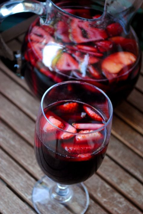 Cherry Sangria, Yummy Summer Cocktails, Fruit Recipe, Sangria Recipes, Food Club, Cherry Juice, Think Food, 5 O Clock Somewhere, Secret Recipe