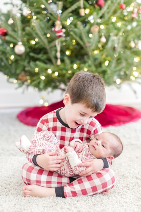 Christmas Photos Family Of Four, Baby And Sibling Christmas Photos, Baby Sibling Christmas Pictures, Cute Sibling Christmas Pictures, Christmas Newborn Pictures With Sibling, Toddler Baby Christmas Photos, Newborn And Sibling Christmas Photos, Fun Christmas Family Photos, Newborn And Toddler Christmas Pictures