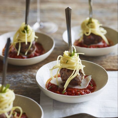 Spaghetti And Meatball Appetizers, Wine Food Appetizers, Plating Ideas Appetizers, Small Party Food Ideas, Wedding Food Dinner, Elegant Party Food, Appetizers Catering, Fancy Party Food, Fancy Finger Foods