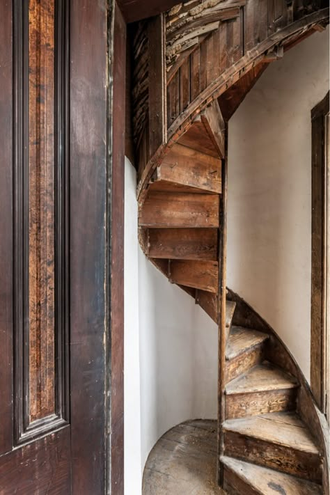 Victorian Staircase, Old Fashioned House, Small Staircase, Staircase Ideas, Stair Steps, Custom Kitchens, Interior Stairs, Studio Interior, Historic Preservation