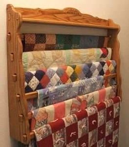 Ideas On How To Display Your Quilts Quilt Accessories, Quilt Display Racks, Quilt Display Ideas, Quilting Accessories, Displaying Quilts, Display Quilts, Quilt Racks, Quilt Hanger, Decorating With Quilts