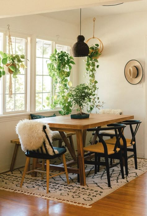 Boho Dining Room Decor with Black Wishbone Chairs and Hanging Plants via Black and Blooms Bohemian Dining Room, Boho Dining Room, Dining Room Inspo, Small Dining Room, Apartment Dining, Old Apartments, Beautiful Dining Rooms, Style Deco, Dining Nook