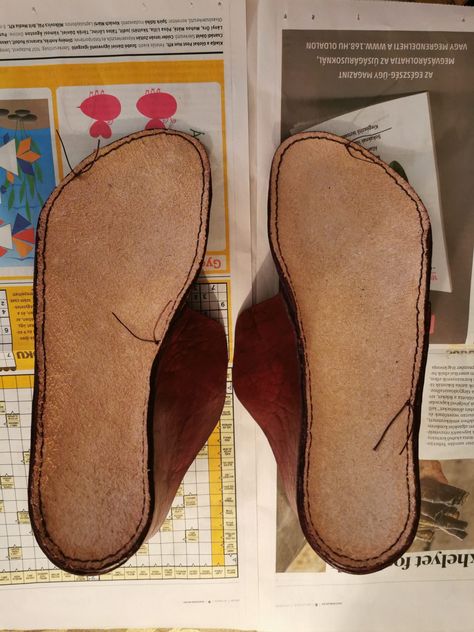 Shoe Pattern Template Free, Diy Earthing Shoes, Leather Moccasins Diy Patterns, Leather Slippers Pattern, Leather Moccasins Diy, Home Shoes Slippers, Moccasin Patterns, Earthing Shoes, Handmade Shoes Pattern