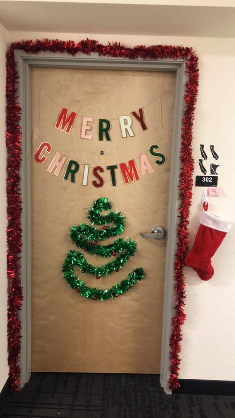 Christmas College Dorm Decorations, Holiday Dorm Decor, Diy Christmas Dorm Decor, Outside Dorm Door Decor, Winter Dorm Door Decorations, Winter Dorm Decor, Christmas Dorm Door Ideas, College Dorm Door Decorations Christmas, College Dorm Room Christmas Decorations