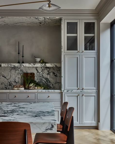 Lauren Nelson Design | Classic but modern. Interiors: @lauren_nelson_design Architecutre: @sutroarchitects Photo: @sethsmoot Styling: @kendrasmoot | Instagram Parisian Kitchen Design, Natalie Walton, Hale House, Parisian Kitchen, Parisian Interior, Interiors Kitchen, Interior Design School, Chic Lounge, Classic Kitchens