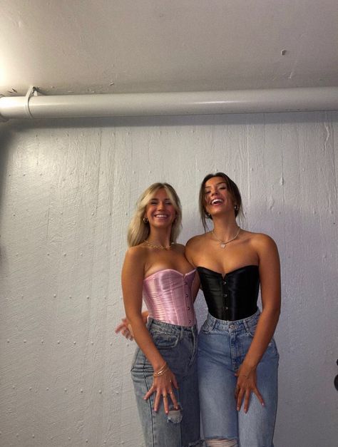 Tube Tops Outfit Aesthetic, Corset Top Club Outfit, Tube Corset Outfit, Bra Corset Outfit, Corset With Jeans Outfits, Corset Outfit Party, Bustier Top Outfits, Athleisure Photoshoot, Corset Outfit Aesthetic