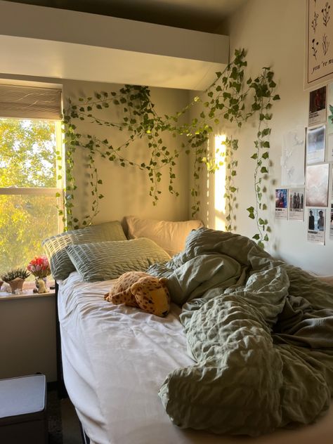 Dorm Room Layouts, College Dorm Room Inspiration, Dream Dorm Room, Deco Room, Cozy Dorm Room, Dorm Room Styles, Dorm Inspiration, Sage Green Bedroom, Pinterest Contest