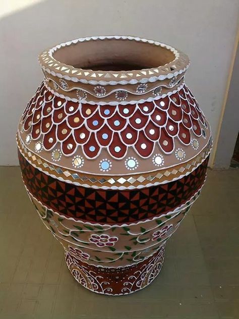 Lippan Art On Clay Pot, Lippan Art Pot Design, Lippan Art Mirror On Pot, Mud Work Designs, Lipan Art On Pot, Pot Mirror Work, Clay Pot Designs Pottery Ceramic Art, Mud Mirror Work Design, Lippan Art On Pot