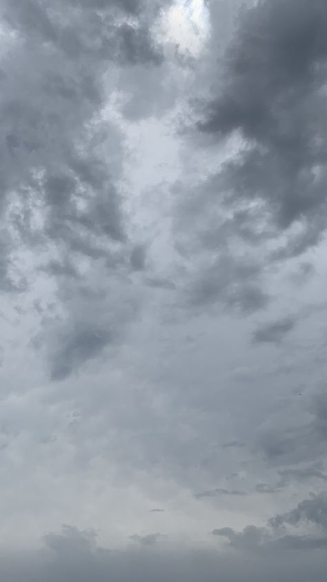 Gloomy Sky Wallpaper, Rainy Sky Painting, Nandini Core, Gloomy Sky Aesthetic, Grey Sky Painting, Wallpaper Gloomy, Gloomy Photography, Cloudy Sky Aesthetic, Gloomy Clouds