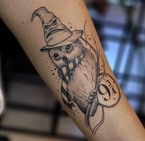 Hedwig Tattoo Design, Harry Potter Hedwig Tattoo, Harry Potter Owl Tattoo, Disney Tattoo Inspiration, Hedwig Tattoo, Harry Potter Tattoo Sleeve, Owl Tattoo Sleeve, Tattoo Harry Potter, Harry Tattoos