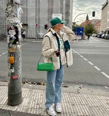 Trending: New Balance 550 Sneakers | Fashion Cognoscente New Balance 550 Outfit, 550 Outfit, Green Bag Outfit, Nb 550, Broadway Outfit, Sofia Coelho, Sneaker New Balance, Outfits New York, New Balance Outfit