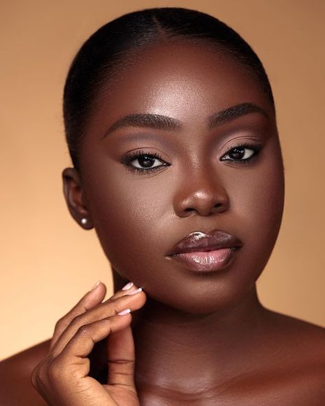 Very Dark Skin Makeup, Beautiful African Girls, Make Up For Dark Skin Women, Natural Makeup Looks For Black Women, Dark Skin Natural Makeup, Natural Makeup For Dark Skin, Dark Skinned Makeup, Eyebrows For Oval Face, Makeup Looks For Dark Skin