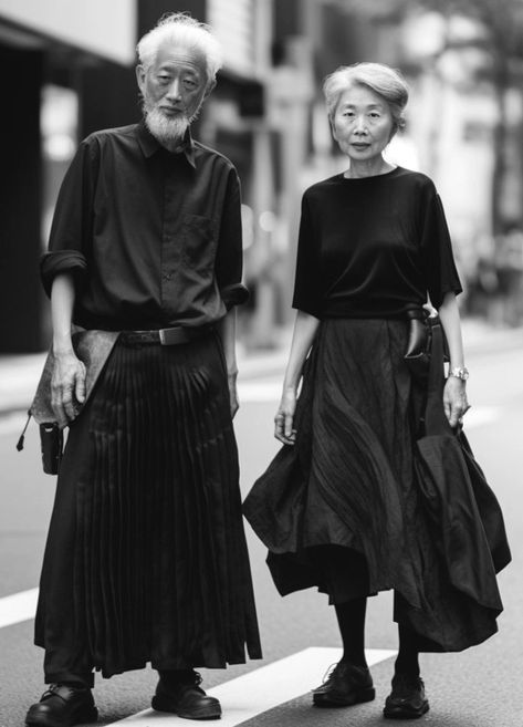 Japan 1960s Fashion, Yohji Yamamoto Womenswear, Men In Long Skirts, Long Skirt Men, Hakama Outfit, Japanese Minimalism Fashion, Winter Oversized Outfits, Yohji Yamamoto Street Style, Japanese Clothing Style