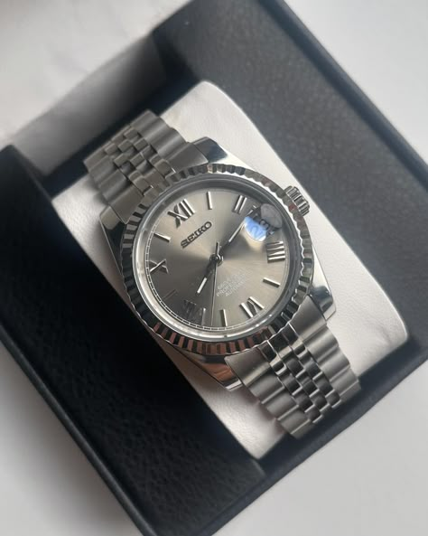 Seiko silver roman dial 36mm datejust jubilee watch. Stunning silver dial with diamond hour markers seiko mod watch. Stainless steel case with fluted bezel and jubilee strap. Automatic movement. *BRAND NEW CUSTOM MADE MOD WATCH* *PLEASE MESSAGE BEFORE ORDERING TO CONFIRM STOCK* *SHIPPING TAKES 13-15 DAYS* We offer a range of customised dials cases and bracelets. Please message us for any enquires. #seikomod #watches #custommade Seiko Datejust Mod, Seiko Mod Skx007, Seiko Skx007 Mod, Seiko Ssc813, Seiko Skx013, Seiko Mod, Old Money, Stainless Steel Case, Markers