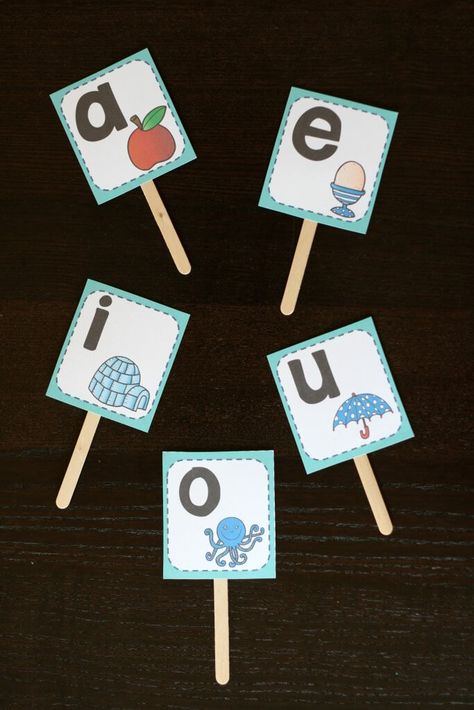 Craft Stick Activities, Stick Activities, Vowel Sounds Activities, Playdough To Plato, Vowel Activities, Kinesthetic Learning, Kindergarten Phonics, Vowel Sound, Phonics Kindergarten