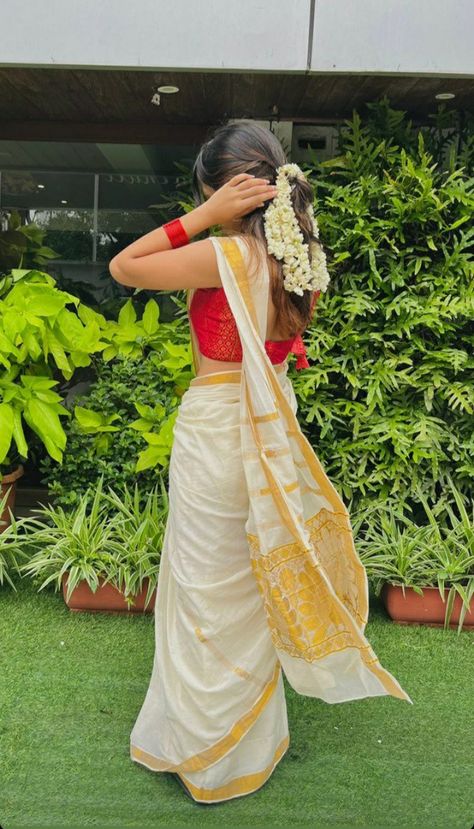 Kerala Saree Poses Photoshoot Ideas, South Look Photoshoot, Kerala Girls Saree Look, South Indian Look Photo Pose, South Indian Photoshoot Ideas, Onam Pics Ideas, South Indian Look Photoshoot, South Indian Poses In Saree, South Indian Photoshoot Poses