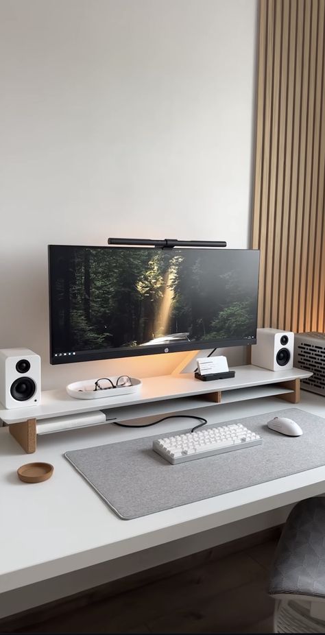 Nice Gaming Setups, House Office Aesthetic, Simple Desktop Setup, Mac Mini Desk Setup Aesthetic, Minimal Home Office Setup, White Desk Set Up, Desk Setup Corner, Mac Book Setup, Computer Desk Setup Aesthetic