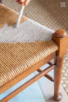 How to stain rush seat chairs with driftwood stain Rush Chair, Dining Chair Makeover, Driftwood Stain, Chairs Diy, Chair Redo, Woven Dining Chairs, Staining Furniture, Painted Dining Chairs, Ladder Back Chairs