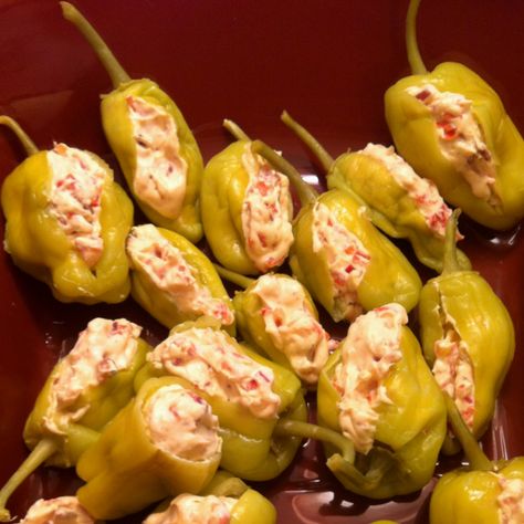 Stuffed Pepperoncini, Stuffed Pepper, Hispanic Food, Stuffing Recipes, Finger Food Appetizers, Football Food, Snacks Für Party, Party Food Appetizers, Meatless Monday