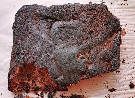 Burnt-chocolate-cake Cake Flavor Recipes, Graham Cracker Cake, Baking Fails, Bad Cakes, Cake Fails, High Altitude Baking, Digital Food Scale, Flat Cakes, Kitchen Tricks